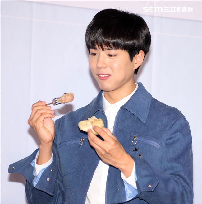 韓星朴寶劍三度來台會粉絲，記者會上全程笑容滿面品嚐台灣美食鹽酥雞、水煎包、太陽餅配珍珠奶茶，每一樣都說好吃讓他欲罷不能。（記者邱榮吉輯/攝影）