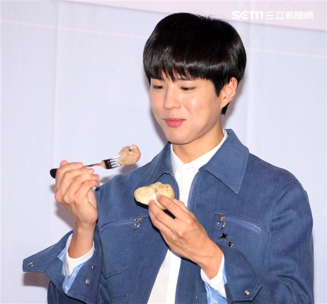 韓星朴寶劍三度來台會粉絲，記者會上全程笑容滿面品嚐台灣美食鹽酥雞、水煎包、太陽餅配珍珠奶茶，每一樣都說好吃讓他欲罷不能。（記者邱榮吉輯/攝影）