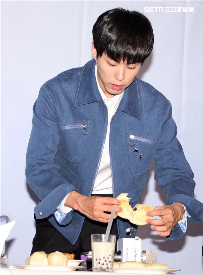 韓星朴寶劍三度來台會粉絲，記者會上全程笑容滿面品嚐台灣美食鹽酥雞、水煎包、太陽餅配珍珠奶茶，每一樣都說好吃讓他欲罷不能。（記者邱榮吉輯/攝影）