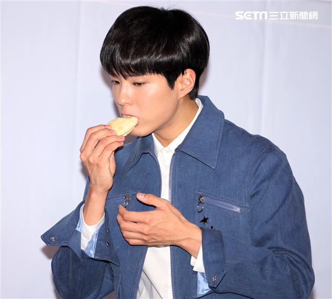 韓星朴寶劍三度來台會粉絲，記者會上全程笑容滿面品嚐台灣美食鹽酥雞、水煎包、太陽餅配珍珠奶茶，每一樣都說好吃讓他欲罷不能。（記者邱榮吉輯/攝影）