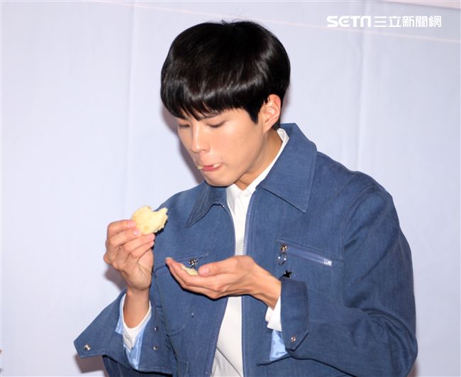 韓星朴寶劍三度來台會粉絲，記者會上全程笑容滿面品嚐台灣美食鹽酥雞、水煎包、太陽餅配珍珠奶茶，每一樣都說好吃讓他欲罷不能。（記者邱榮吉輯/攝影）