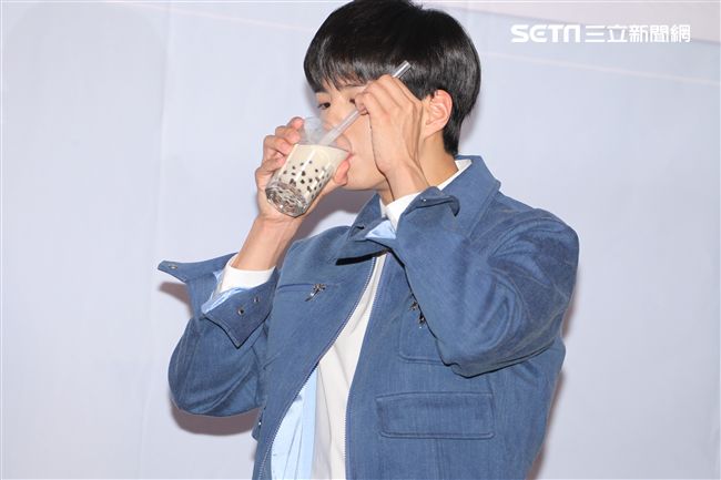 韓星朴寶劍三度來台會粉絲，記者會上全程笑容滿面品嚐台灣美食鹽酥雞、水煎包、太陽餅配珍珠奶茶，每一樣都說好吃讓他欲罷不能。（記者邱榮吉輯/攝影）