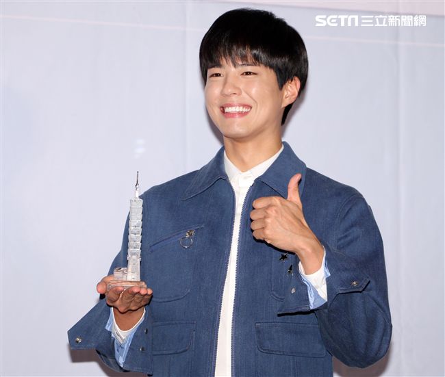 韓星朴寶劍三度來台會粉絲，記者會上全程笑容滿面品嚐台灣美食鹽酥雞、水煎包、太陽餅配珍珠奶茶，每一樣都說好吃讓他欲罷不能。（記者邱榮吉輯/攝影）