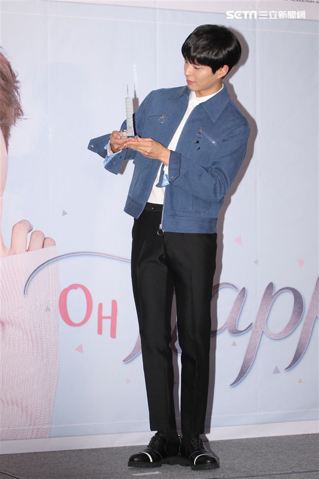 韓星朴寶劍三度來台會粉絲，記者會上全程笑容滿面品嚐台灣美食鹽酥雞、水煎包、太陽餅配珍珠奶茶，每一樣都說好吃讓他欲罷不能。（記者邱榮吉輯/攝影）