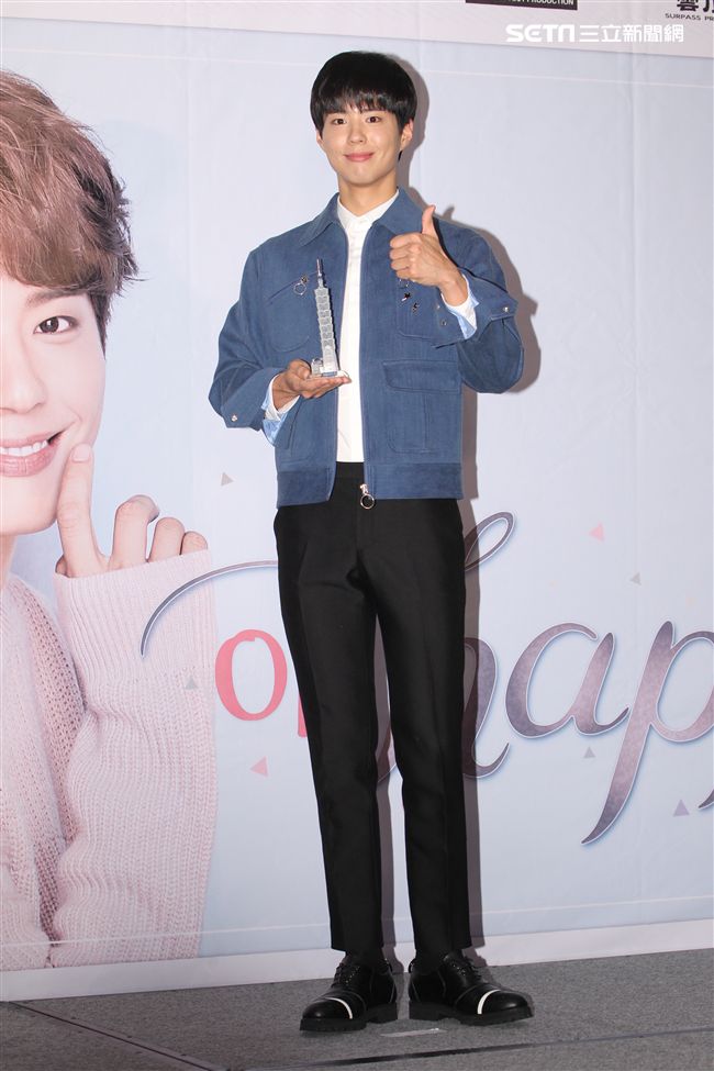 韓星朴寶劍三度來台會粉絲，記者會上全程笑容滿面品嚐台灣美食鹽酥雞、水煎包、太陽餅配珍珠奶茶，每一樣都說好吃讓他欲罷不能。（記者邱榮吉輯/攝影）