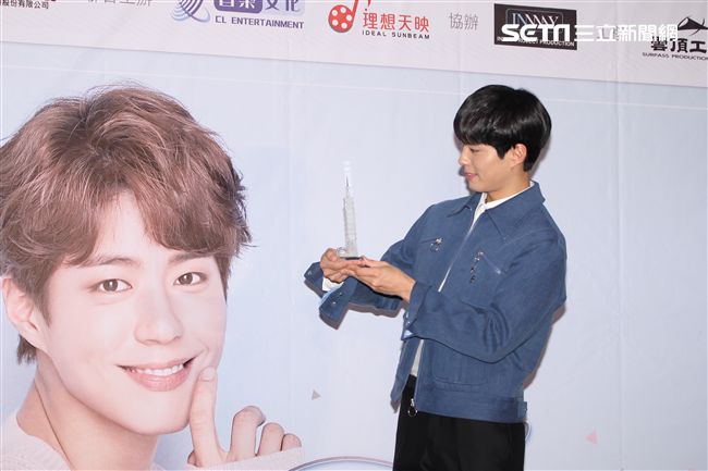 韓星朴寶劍三度來台會粉絲，記者會上全程笑容滿面品嚐台灣美食鹽酥雞、水煎包、太陽餅配珍珠奶茶，每一樣都說好吃讓他欲罷不能。（記者邱榮吉輯/攝影）