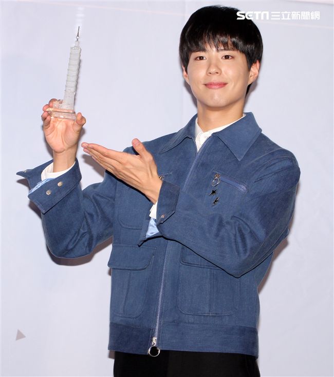 韓星朴寶劍三度來台會粉絲，記者會上全程笑容滿面品嚐台灣美食鹽酥雞、水煎包、太陽餅配珍珠奶茶，每一樣都說好吃讓他欲罷不能。（記者邱榮吉輯/攝影）