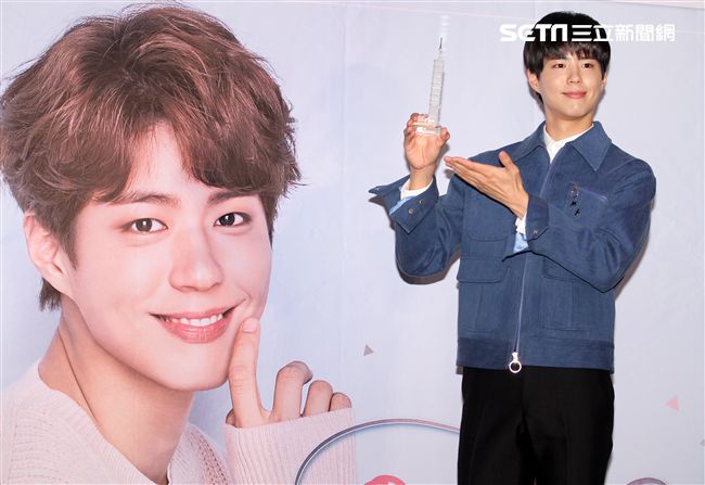 韓星朴寶劍三度來台會粉絲，記者會上全程笑容滿面品嚐台灣美食鹽酥雞、水煎包、太陽餅配珍珠奶茶，每一樣都說好吃讓他欲罷不能。（記者邱榮吉輯/攝影）