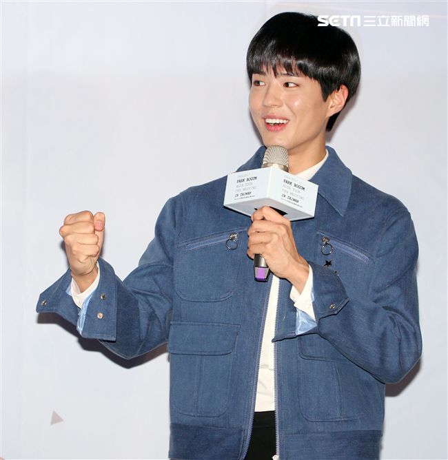 韓星朴寶劍三度來台會粉絲，記者會上全程笑容滿面品嚐台灣美食鹽酥雞、水煎包、太陽餅配珍珠奶茶，每一樣都說好吃讓他欲罷不能。（記者邱榮吉輯/攝影）