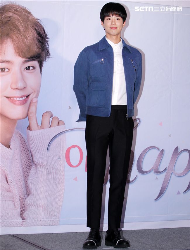 韓星朴寶劍三度來台會粉絲，記者會上全程笑容滿面品嚐台灣美食鹽酥雞、水煎包、太陽餅配珍珠奶茶，每一樣都說好吃讓他欲罷不能。（記者邱榮吉輯/攝影）