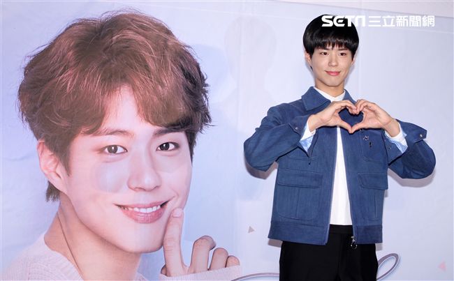 韓星朴寶劍三度來台會粉絲，記者會上全程笑容滿面品嚐台灣美食鹽酥雞、水煎包、太陽餅配珍珠奶茶，每一樣都說好吃讓他欲罷不能。（記者邱榮吉輯/攝影）