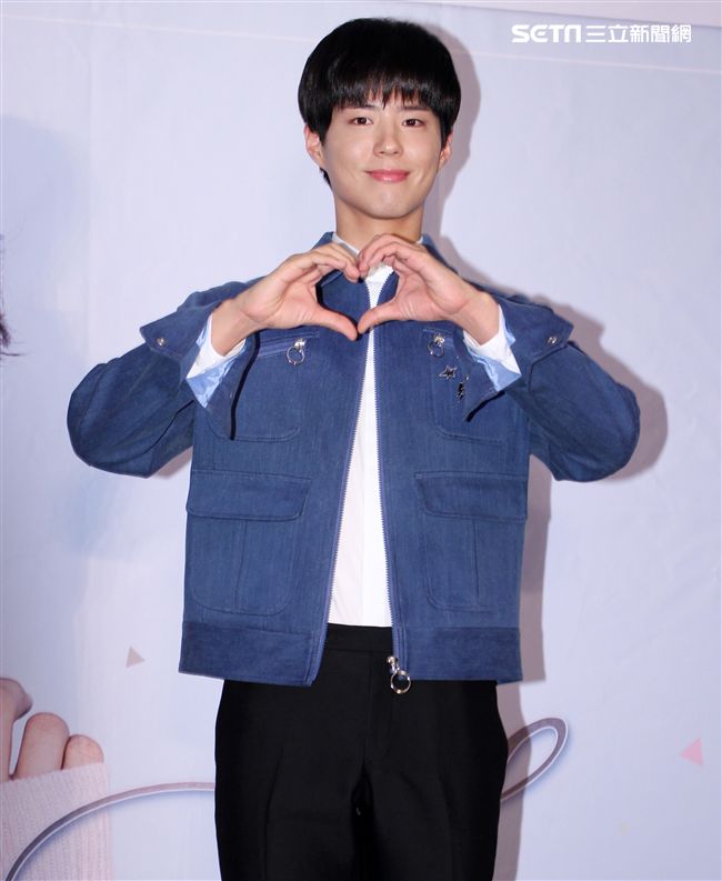 韓星朴寶劍三度來台會粉絲，記者會上全程笑容滿面品嚐台灣美食鹽酥雞、水煎包、太陽餅配珍珠奶茶，每一樣都說好吃讓他欲罷不能。（記者邱榮吉輯/攝影）