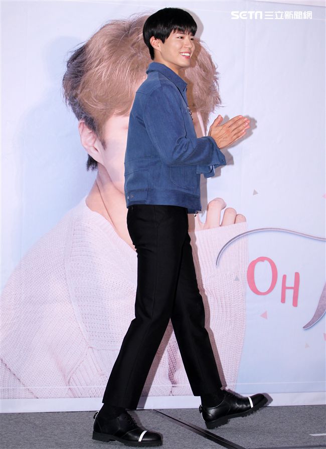 韓星朴寶劍三度來台會粉絲，記者會上全程笑容滿面品嚐台灣美食鹽酥雞、水煎包、太陽餅配珍珠奶茶，每一樣都說好吃讓他欲罷不能。（記者邱榮吉輯/攝影）