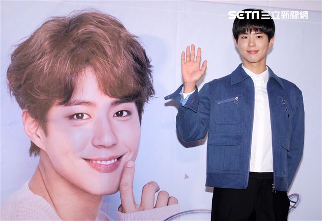 韓星朴寶劍三度來台會粉絲，記者會上全程笑容滿面品嚐台灣美食鹽酥雞、水煎包、太陽餅配珍珠奶茶，每一樣都說好吃讓他欲罷不能。（記者邱榮吉輯/攝影）