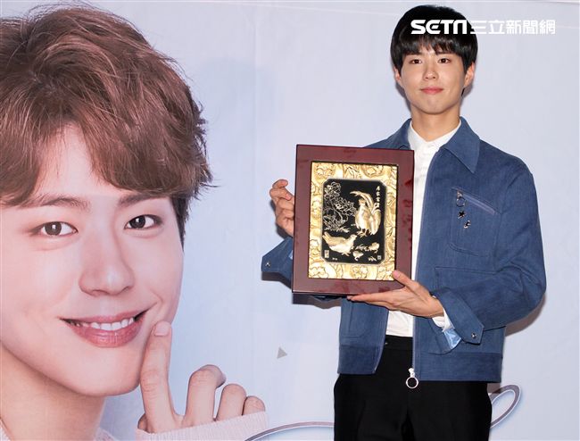 韓星朴寶劍三度來台會粉絲，記者會上全程笑容滿面品嚐台灣美食鹽酥雞、水煎包、太陽餅配珍珠奶茶，每一樣都說好吃讓他欲罷不能。（記者邱榮吉輯/攝影）