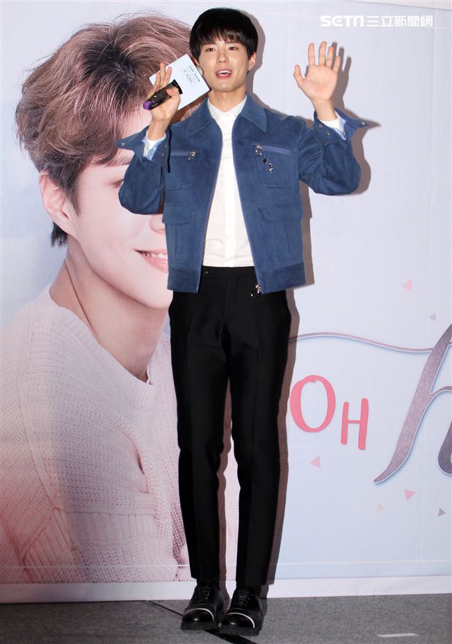 韓星朴寶劍三度來台會粉絲，記者會上全程笑容滿面品嚐台灣美食鹽酥雞、水煎包、太陽餅配珍珠奶茶，每一樣都說好吃讓他欲罷不能。（記者邱榮吉輯/攝影）