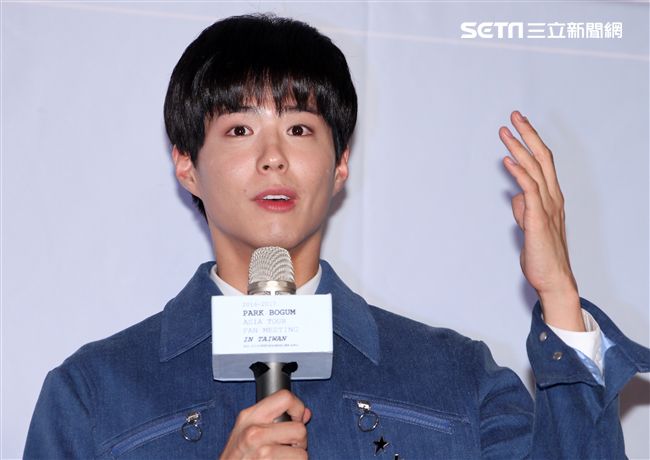 韓星朴寶劍三度來台會粉絲，記者會上全程笑容滿面品嚐台灣美食鹽酥雞、水煎包、太陽餅配珍珠奶茶，每一樣都說好吃讓他欲罷不能。（記者邱榮吉輯/攝影）