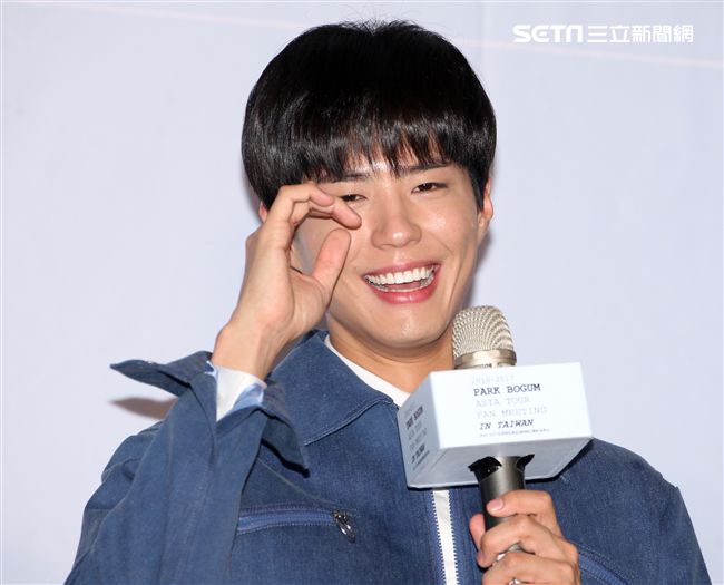 韓星朴寶劍三度來台會粉絲，記者會上全程笑容滿面品嚐台灣美食鹽酥雞、水煎包、太陽餅配珍珠奶茶，每一樣都說好吃讓他欲罷不能。（記者邱榮吉輯/攝影）