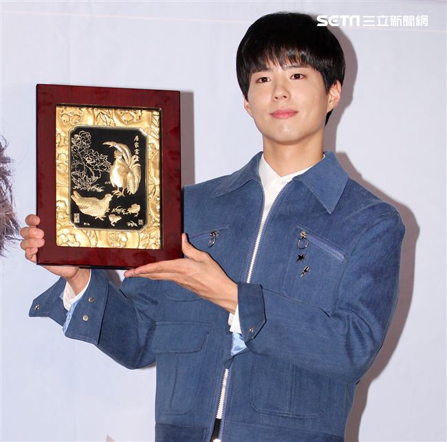 韓星朴寶劍三度來台會粉絲，記者會上全程笑容滿面品嚐台灣美食鹽酥雞、水煎包、太陽餅配珍珠奶茶，每一樣都說好吃讓他欲罷不能。（記者邱榮吉輯/攝影）