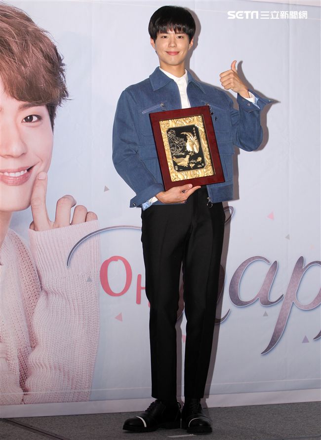 韓星朴寶劍三度來台會粉絲，記者會上全程笑容滿面品嚐台灣美食鹽酥雞、水煎包、太陽餅配珍珠奶茶，每一樣都說好吃讓他欲罷不能。（記者邱榮吉輯/攝影）