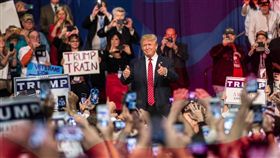 川普
https://www.facebook.com/pg/DonaldTrump/photos/?ref=page_internal