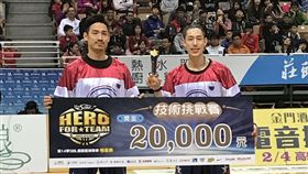 SBL技術挑戰賽 林書緯魏維聯手奪冠
SBL富邦勇士的林書緯（右）、魏維（左），21日聯手
在明星賽的技術挑戰賽，流暢的闖過各項挑戰，拿下今
年的冠軍，兩人決定把新台幣2萬元獎金好好犒賞自己
。
中央社記者李晉緯攝 106年1月21日