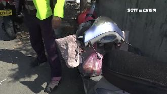 機車手把套勾貨車　婦摔地險遭爆頭