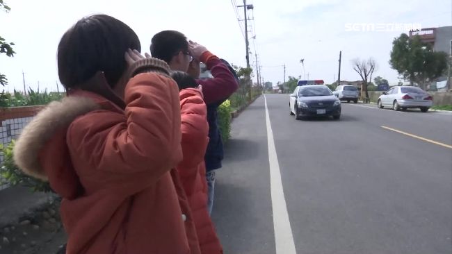 4童見警車立正敬禮　巡邏警：好窩心