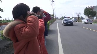 4童見警車立正敬禮　巡邏警：好窩心