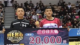 于煥亞衛冕三分球王　想拚3連霸
SBL台啤的于煥亞（右）21日在明星賽三分球大賽中，
靠著決賽包含3個花球在內，拿下20分衛冕成功，他說
，接下來將挑戰史無前例的3連霸。
中央社記者李晉緯攝　106年1月21日