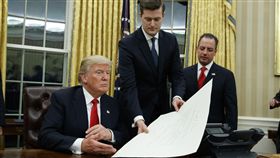 川普,Trump,簽名（圖／美聯社／達志影像）