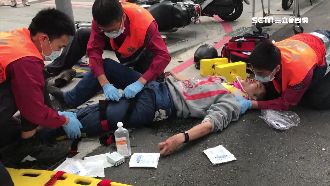 摔車再撞違停貨車　騎士左大腿骨折