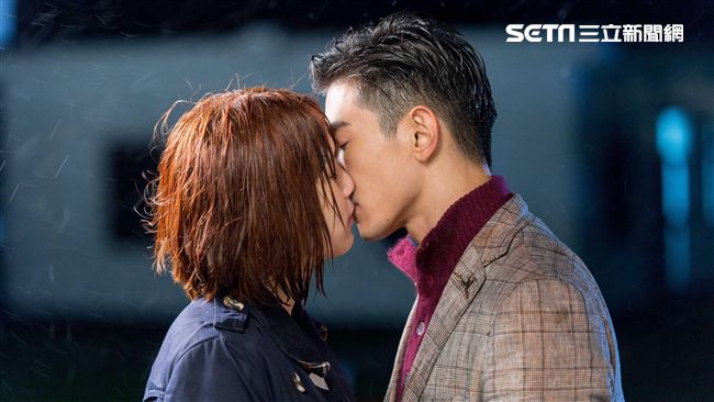 張立昂劉奕兒雨中濕吻　冷到全身顫抖