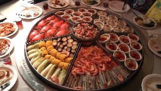 餐桌現蒸海鮮　驚見「巨大蒸籠轉盤」