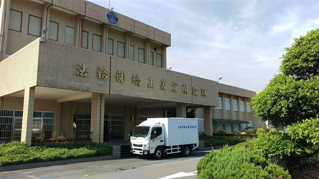 假按摩真襲胸！色典獄長謊稱：為她好