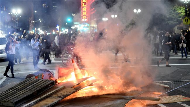 反川普民眾暴力抗議！街頭縱火表不滿