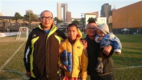 ▲王浩霖與王爸爸、俱樂部會長夫婦（圖／記者林辰彥攝）