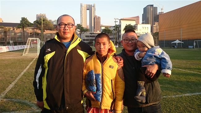 王浩霖　踢球踢到阿媽拿棍子趕人