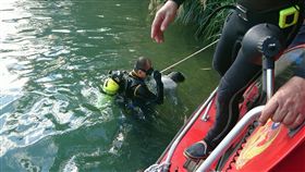 男日月潭釣魚 失足落水死亡
羅姓男子22日與友人到日月潭釣魚，疑因設置釣竿不慎
落水，日月潭消防隊運用水下攝影機很快找到羅男，但
潛水員救起時已明顯死亡（圖）。
（民眾提供）
中央社記者蕭博陽南投縣傳真 