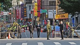 年改會議 總統府周邊維安嚴格（1）
國家年金改革國是會議22日在總統府舉行，總統府周邊
有民團舉辦寒士尾牙及反對年金改革的民眾陳情抗議，
國安單位繃緊神經維安戒備，防止衝突。