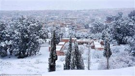撒哈拉沙漠降雪。（圖／翻攝自每日郵報）－http://www.dailymail.co.uk/news/article-4140326/Sahara-Desert-hit-biggest-snowfall-living-memory.html