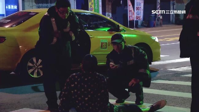 坐臥馬路發酒瘋　遭上銬竟求警打他