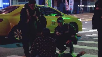 坐臥馬路發酒瘋　遭上銬竟求警打他