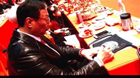 鴻海嘉年華 總裁郭台銘忙簽名
鴻海嘉年華熱鬧登場，總裁郭台銘現場忙著簽名，人氣
超旺。/中央社