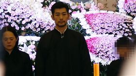 小明明告別式 施易男盼來生再續母子緣
歌仔戲界「四大天王」之一的「小明明」巫明霞享年75
歲，22日舉行公祭告別式，小明明兒子施易男（後中）
神情憔悴，在追思影片中他說，「只要有來生，都願意
當媽媽的小孩」。/中央社