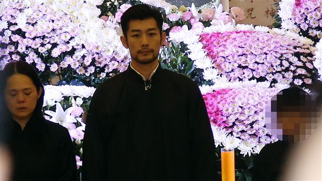 小明明告別式　施易男願來生續母子緣