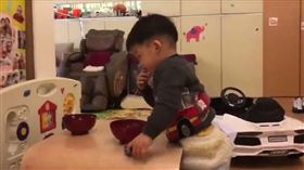 飛飛翔翔吃飽後將桌椅歸位　乖寶寶事跡讓小亨堡超感動！
圖／翻攝自黑人臉書
