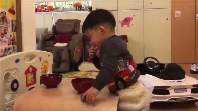 飛翔吃飽後乖寶寶事跡！小亨堡：感動