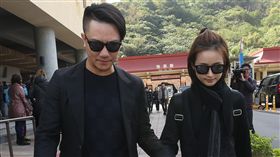 小明明告別式　林依晨出席
歌仔戲界「四大天王」之一的「小明明」巫明霞享年75
歲，22日舉行公祭告別式，藝人林依晨（右）等人，到
場送小明明最後一程。/中央社