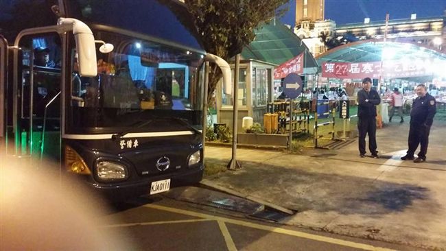 囚車行進中　2犯人搖車想脫逃再判刑
